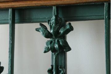 ドアをリペア&カスタム!設置場所に合わせてリサイズし、ガラスを新品に差し替え。レバーハンドルと内締り錠を取り付け。屋外側は外部対応保護塗装。(木製扉、建具)