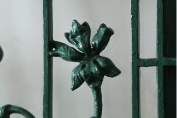 ドアをリペア&カスタム!設置場所に合わせてリサイズし、ガラスを新品に差し替え。レバーハンドルと内締り錠を取り付け。屋外側は外部対応保護塗装。(木製扉、建具)