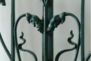 ドアをリペア&カスタム!設置場所に合わせてリサイズし、ガラスを新品に差し替え。レバーハンドルと内締り錠を取り付け。屋外側は外部対応保護塗装。(木製扉、建具)