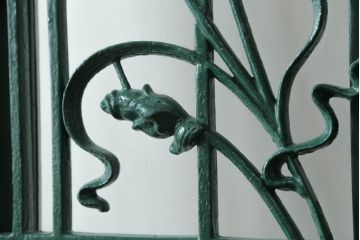 ドアをリペア&カスタム!設置場所に合わせてリサイズし、ガラスを新品に差し替え。レバーハンドルと内締り錠を取り付け。屋外側は外部対応保護塗装。(木製扉、建具)