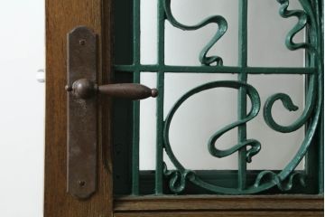 ドアをリペア&カスタム!設置場所に合わせてリサイズし、ガラスを新品に差し替え。レバーハンドルと内締り錠を取り付け。屋外側は外部対応保護塗装。(木製扉、建具)