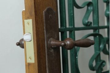 ドアをリペア&カスタム!設置場所に合わせてリサイズし、ガラスを新品に差し替え。レバーハンドルと内締り錠を取り付け。屋外側は外部対応保護塗装。(木製扉、建具)