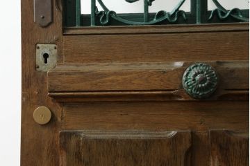 ドアをリペア&カスタム!設置場所に合わせてリサイズし、ガラスを新品に差し替え。レバーハンドルと内締り錠を取り付け。屋外側は外部対応保護塗装。(木製扉、建具)