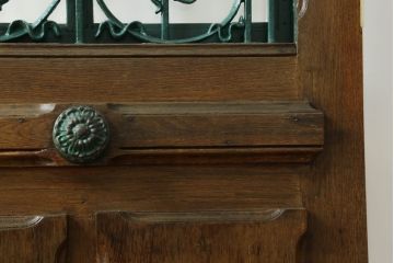 ドアをリペア&カスタム!設置場所に合わせてリサイズし、ガラスを新品に差し替え。レバーハンドルと内締り錠を取り付け。屋外側は外部対応保護塗装。(木製扉、建具)