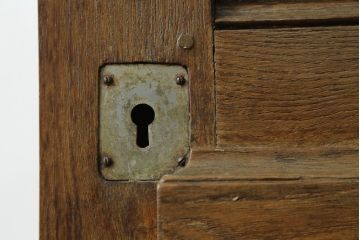 ドアをリペア&カスタム!設置場所に合わせてリサイズし、ガラスを新品に差し替え。レバーハンドルと内締り錠を取り付け。屋外側は外部対応保護塗装。(木製扉、建具)