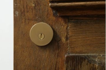 ドアをリペア&カスタム!設置場所に合わせてリサイズし、ガラスを新品に差し替え。レバーハンドルと内締り錠を取り付け。屋外側は外部対応保護塗装。(木製扉、建具)