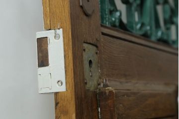 ドアをリペア&カスタム!設置場所に合わせてリサイズし、ガラスを新品に差し替え。レバーハンドルと内締り錠を取り付け。屋外側は外部対応保護塗装。(木製扉、建具)