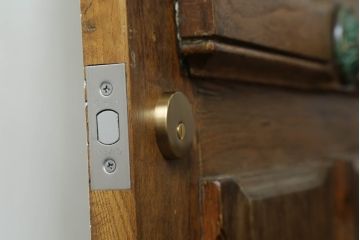 ドアをリペア&カスタム!設置場所に合わせてリサイズし、ガラスを新品に差し替え。レバーハンドルと内締り錠を取り付け。屋外側は外部対応保護塗装。(木製扉、建具)