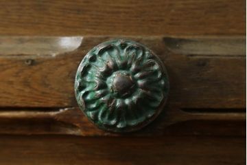 ドアをリペア&カスタム!設置場所に合わせてリサイズし、ガラスを新品に差し替え。レバーハンドルと内締り錠を取り付け。屋外側は外部対応保護塗装。(木製扉、建具)