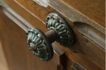 ドアをリペア&カスタム!設置場所に合わせてリサイズし、ガラスを新品に差し替え。レバーハンドルと内締り錠を取り付け。屋外側は外部対応保護塗装。(木製扉、建具)