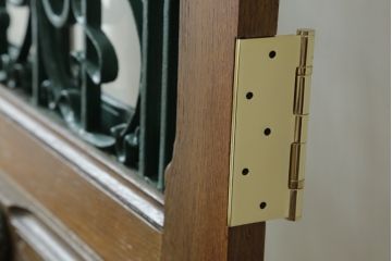 ドアをリペア&カスタム!設置場所に合わせてリサイズし、ガラスを新品に差し替え。レバーハンドルと内締り錠を取り付け。屋外側は外部対応保護塗装。(木製扉、建具)