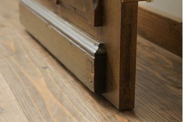 ドアをリペア&カスタム!設置場所に合わせてリサイズし、ガラスを新品に差し替え。レバーハンドルと内締り錠を取り付け。屋外側は外部対応保護塗装。(木製扉、建具)