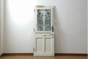 ドアをリペア&カスタム!設置場所に合わせてリサイズし、ガラスを新品に差し替え。レバーハンドルと内締り錠を取り付け。屋外側は外部対応保護塗装。(木製扉、建具)