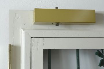 ドアをリペア&カスタム!設置場所に合わせてリサイズし、ガラスを新品に差し替え。レバーハンドルと内締り錠を取り付け。屋外側は外部対応保護塗装。(木製扉、建具)