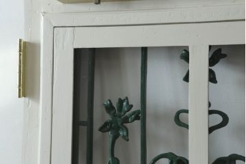 ドアをリペア&カスタム!設置場所に合わせてリサイズし、ガラスを新品に差し替え。レバーハンドルと内締り錠を取り付け。屋外側は外部対応保護塗装。(木製扉、建具)