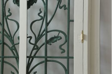 ドアをリペア&カスタム!設置場所に合わせてリサイズし、ガラスを新品に差し替え。レバーハンドルと内締り錠を取り付け。屋外側は外部対応保護塗装。(木製扉、建具)