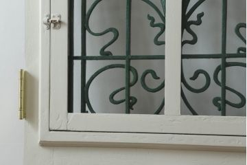 ドアをリペア&カスタム!設置場所に合わせてリサイズし、ガラスを新品に差し替え。レバーハンドルと内締り錠を取り付け。屋外側は外部対応保護塗装。(木製扉、建具)