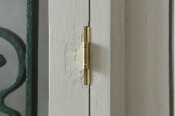 ドアをリペア&カスタム!設置場所に合わせてリサイズし、ガラスを新品に差し替え。レバーハンドルと内締り錠を取り付け。屋外側は外部対応保護塗装。(木製扉、建具)