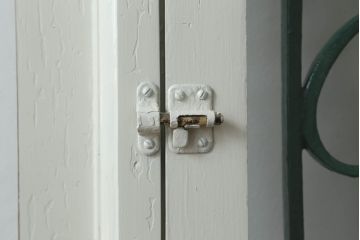 ドアをリペア&カスタム!設置場所に合わせてリサイズし、ガラスを新品に差し替え。レバーハンドルと内締り錠を取り付け。屋外側は外部対応保護塗装。(木製扉、建具)