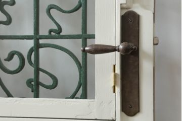 ドアをリペア&カスタム!設置場所に合わせてリサイズし、ガラスを新品に差し替え。レバーハンドルと内締り錠を取り付け。屋外側は外部対応保護塗装。(木製扉、建具)