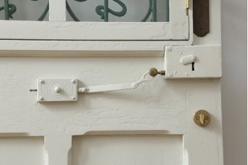 ドアをリペア&カスタム!設置場所に合わせてリサイズし、ガラスを新品に差し替え。レバーハンドルと内締り錠を取り付け。屋外側は外部対応保護塗装。(木製扉、建具)