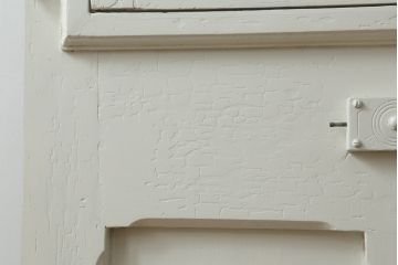 ドアをリペア&カスタム!設置場所に合わせてリサイズし、ガラスを新品に差し替え。レバーハンドルと内締り錠を取り付け。屋外側は外部対応保護塗装。(木製扉、建具)