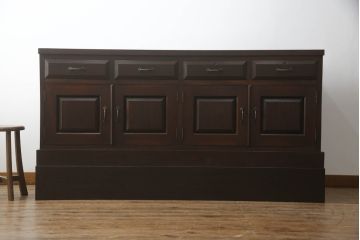 カウンターサイドボードをリペア&カスタム!両面から使用できるよう背面を加工。取り外し可能な台輪を新規製作。現状の色味をベースに1トーン落ち着いた色味に着色仕上げ。(カウンターテーブル、サイドキャビネット、収納棚、戸棚、引き出し、ヴィンテージ)