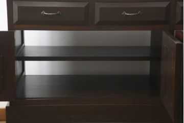 カウンターサイドボードをリペア&カスタム!両面から使用できるよう背面を加工。取り外し可能な台輪を新規製作。現状の色味をベースに1トーン落ち着いた色味に着色仕上げ。(カウンターテーブル、サイドキャビネット、収納棚、戸棚、引き出し、ヴィンテージ)