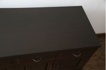 カウンターサイドボードをリペア&カスタム!両面から使用できるよう背面を加工。取り外し可能な台輪を新規製作。現状の色味をベースに1トーン落ち着いた色味に着色仕上げ。(カウンターテーブル、サイドキャビネット、収納棚、戸棚、引き出し、ヴィンテージ)