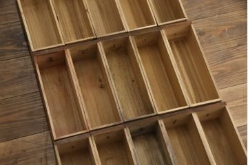薬箪笥をリペア&カスタム!高品質リペアを施し、天板の墨書きは残したままに1トーン落ち着いた色味に着色仕上げ。(薬タンス、小間物箪笥、百目箪笥、引き出し、小物収納、店舗什器、ローチェスト、ドロワーチェスト)