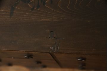 薬箪笥をリペア&カスタム!高品質リペアを施し、天板の墨書きは残したままに1トーン落ち着いた色味に着色仕上げ。(薬タンス、小間物箪笥、百目箪笥、引き出し、小物収納、店舗什器、ローチェスト、ドロワーチェスト)