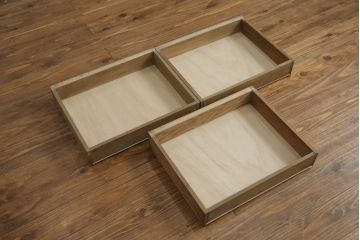 昭和中期のガラスケースの見た目を変えずに綺麗にリペア!破損したガラスを交換し、底板は新材に張替え。(ショーケース、陳列棚、店舗什器)