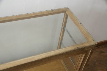 昭和中期のガラスケースの見た目を変えずに綺麗にリペア!破損したガラスを交換し、底板は新材に張替え。(ショーケース、陳列棚、店舗什器)