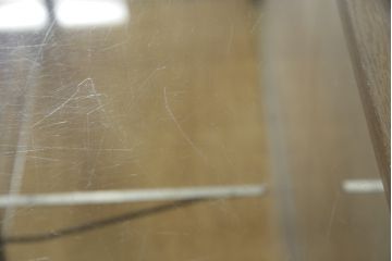 昭和中期のガラスケースの見た目を変えずに綺麗にリペア!破損したガラスを交換し、底板は新材に張替え。(ショーケース、陳列棚、店舗什器)