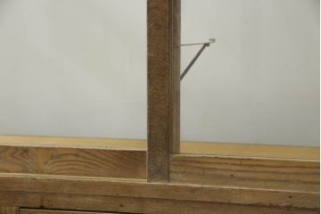 昭和中期のガラスケースの見た目を変えずに綺麗にリペア!破損したガラスを交換し、底板は新材に張替え。(ショーケース、陳列棚、店舗什器)