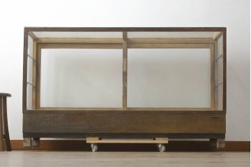 昭和中期のガラスケースの見た目を変えずに綺麗にリペア!破損したガラスを交換し、底板は新材に張替え。(ショーケース、陳列棚、店舗什器)