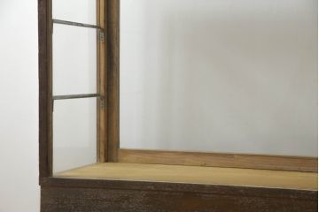 昭和中期のガラスケースの見た目を変えずに綺麗にリペア!破損したガラスを交換し、底板は新材に張替え。(ショーケース、陳列棚、店舗什器)