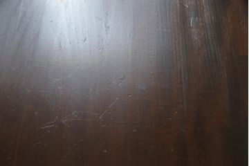 軽井沢彫りの平机をリペア&カスタム!脚をカットし高さをリサイズ。1トーン落ち着いた色味に着色仕上げ。(コンソールテーブル、ワークデスク、ローテーブル、座卓、在宅用、在宅ワーク用、作業台)