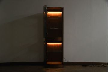 縦型キャビネットの見た目を変えずに綺麗にリペア!ガラスの棚板を新品に交換し、照明をLEDに変更。(キュリオケース、ガラスケース、ショーケース、飾り棚、陳列棚、収納棚、戸棚、店舗什器、ビンテージ、ヴィンテージ、北欧)