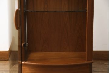 縦型キャビネットの見た目を変えずに綺麗にリペア!ガラスの棚板を新品に交換し、照明をLEDに変更。(キュリオケース、ガラスケース、ショーケース、飾り棚、陳列棚、収納棚、戸棚、店舗什器、ビンテージ、ヴィンテージ、北欧)