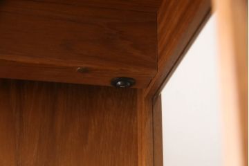 縦型キャビネットの見た目を変えずに綺麗にリペア!ガラスの棚板を新品に交換し、照明をLEDに変更。(キュリオケース、ガラスケース、ショーケース、飾り棚、陳列棚、収納棚、戸棚、店舗什器、ビンテージ、ヴィンテージ、北欧)