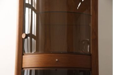 縦型キャビネットの見た目を変えずに綺麗にリペア!ガラスの棚板を新品に交換し、照明をLEDに変更。(キュリオケース、ガラスケース、ショーケース、飾り棚、陳列棚、収納棚、戸棚、店舗什器、ビンテージ、ヴィンテージ、北欧)