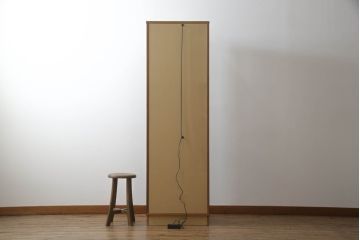 縦型キャビネットの見た目を変えずに綺麗にリペア!ガラスの棚板を新品に交換し、照明をLEDに変更。(キュリオケース、ガラスケース、ショーケース、飾り棚、陳列棚、収納棚、戸棚、店舗什器、ビンテージ、ヴィンテージ、北欧)