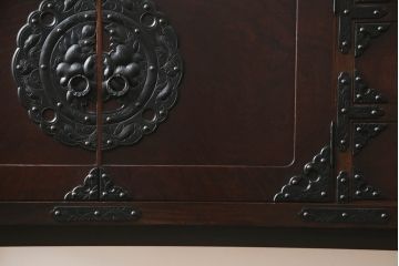 岩谷堂箪笥をリペア&カスタム!台輪をカットし木製脚を取り付け。1トーン落ち着いた色味に着色仕上げ。(サイドボード、サイドキャビネット、戸棚、収納棚、引き出し、収納箪笥、和タンス)