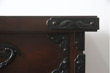 岩谷堂箪笥をリペア&カスタム!台輪をカットし木製脚を取り付け。1トーン落ち着いた色味に着色仕上げ。(サイドボード、サイドキャビネット、戸棚、収納棚、引き出し、収納箪笥、和タンス)