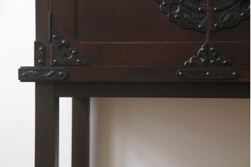 岩谷堂箪笥をリペア&カスタム!台輪をカットし木製脚を取り付け。1トーン落ち着いた色味に着色仕上げ。(サイドボード、サイドキャビネット、戸棚、収納棚、引き出し、収納箪笥、和タンス)