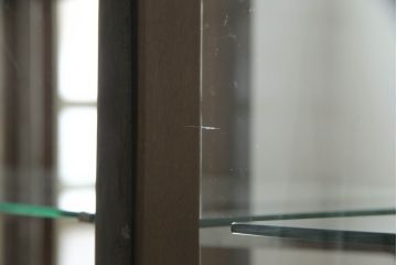 L字ガラスケースをリペア&カスタム!高品質リペアを施し、下部は物を収納できるようオープン仕様に。1トーン落ち着いた色味に着色仕上げ。(Rガラス、ショーケース、店舗什器、陳列棚、曲げガラス)