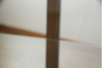 L字ガラスケースをリペア&カスタム!高品質リペアを施し、下部は物を収納できるようオープン仕様に。1トーン落ち着いた色味に着色仕上げ。(Rガラス、ショーケース、店舗什器、陳列棚、曲げガラス)