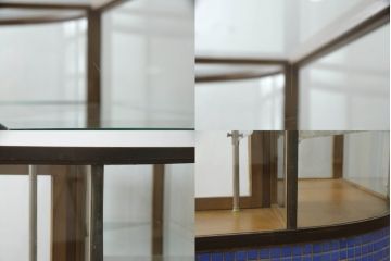 L字ガラスケースをリペア&カスタム!高品質リペアを施し、下部は物を収納できるようオープン仕様に。1トーン落ち着いた色味に着色仕上げ。(Rガラス、ショーケース、店舗什器、陳列棚、曲げガラス)