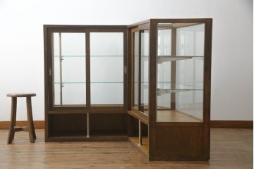 L字ガラスケースをリペア&カスタム!高品質リペアを施し、下部は物を収納できるようオープン仕様に。1トーン落ち着いた色味に着色仕上げ。(Rガラス、ショーケース、店舗什器、陳列棚、曲げガラス)